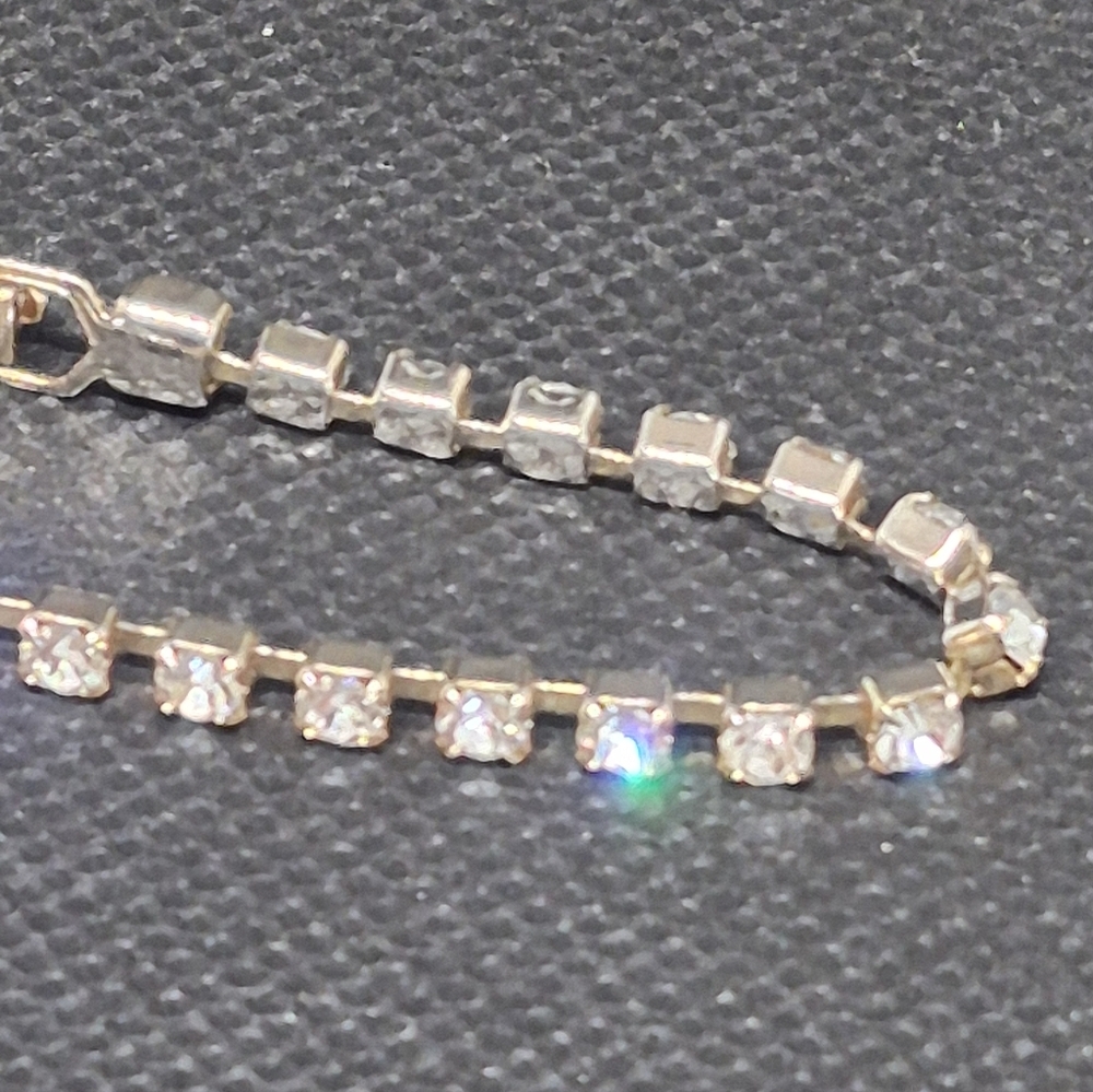 VINTAGE Clear Rhinestones in Gold Tone Setting Tennis Bracelet - Picture 5 of 14